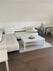 a living room with two couches and a coffee table at Gästehaus Brunswiek Obergeschoss in Vordorf