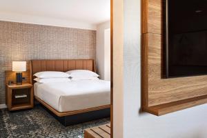 A bed or beds in a room at Sheraton Phoenix Downtown