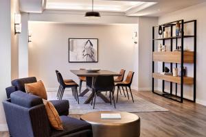 A seating area at Sheraton Phoenix Downtown