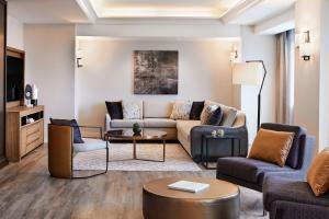 A seating area at Sheraton Phoenix Downtown