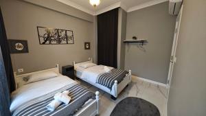 Dos camas individuales en una habitación con en family villas 2, en Sapanca 18 fotos más