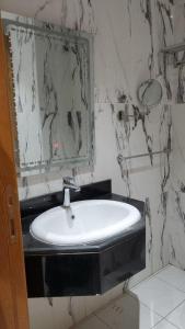 a bathroom with a white sink and a mirror at فندق سدرة المحبس in Al Khansāk