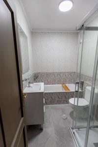 Ванна кімната в Driftwood 2 Bedroom Apartment - Earthy, Peaceful, Calm