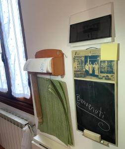 a classroom with a chalkboard and a roll of paper at Dimora Ghirlandaio in Florence