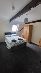 Un dormitorio con una cama grande y una ventana en Marine hotel en Great Yarmouth