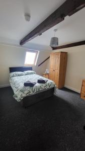 Un dormitorio con una cama grande y una ventana. en Marine hotel, en Great Yarmouth