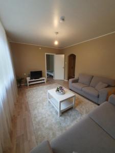 ein Wohnzimmer mit einem Sofa und einem Couchtisch in der Unterkunft Airbnb Veriora in Veriora