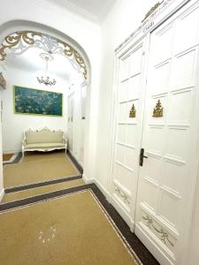 a hallway with a white door and an archway at Stile Libero Guest House in Turin