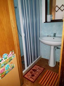 La salle de bains est pourvue d'un lavabo et d'une douche avec un miroir. dans l'établissement A casa da Mari, à Palerme