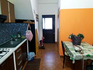 - une cuisine avec évier et table dans l'établissement A casa da Mari, à Palerme