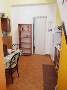 Il comprend une petite cuisine équipée d'une table et d'un réfrigérateur. dans l'établissement A casa da Mari, à Palerme