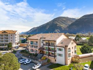 an aerial view of a building with mountains in the background at Duplex cosy aux bains de Saillon in Saillon