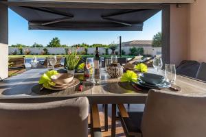 een eettafel met uitzicht op een patio bij Villa LiLa - Sunshine in Marčana