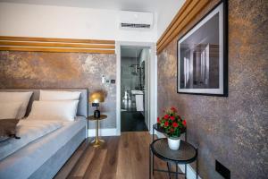 een slaapkamer met een bed en bloemen aan de muur bij Villa LiLa - Sunshine in Marčana +62 foto's