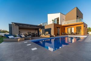 een huis met een zwembad voor een huis bij Villa LiLa - Sunshine in Marčana