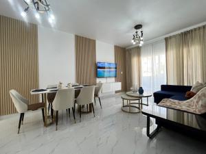 a living room with a table and a blue couch at Apartamento Cadaques Bayahibe in Mata Chalupe