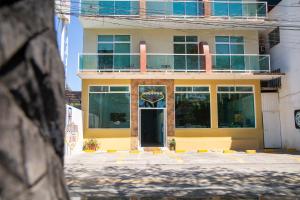 a building with a sign on the front of it at Fabuloso Hotel Las Vegas in Zihuatanejo