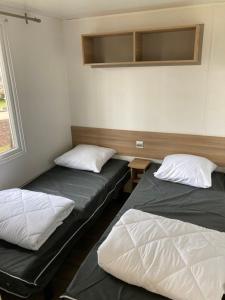 Voodi või voodid majutusasutuse Camping Le bois de Bayadène toas