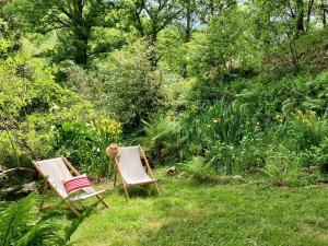 エスプレットにあるEZPONDAKOBORDAの庭の芝生に座る椅子2脚