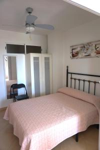 1 Schlafzimmer mit 2 Betten und einem Stuhl in der Unterkunft Castillo de Santa Clara in Torremolinos