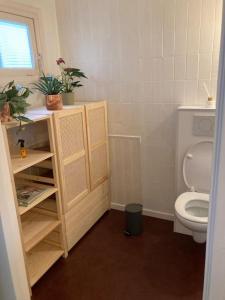 een kleine badkamer met een toilet en een raam bij Neeravert in Londerzeel