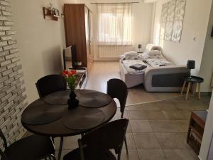 Postel nebo postele na pokoji v ubytování Fischer Apartman + 14 fotografií