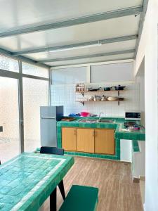 cocina con encimera verde y mesa en New Luxurious apartment Agdal Rabat center en Rabat