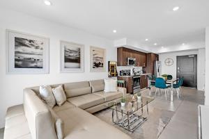 een witte woonkamer met een bank en een keuken bij Chic 3 Bed Retreat Mins Brickell With Free Parking in Miami