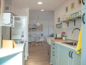 eine Küche mit einer Spüle und einer Arbeitsplatte in der Unterkunft Sanlucarsun Apartamento frente al mar in Sanlúcar de Barrameda