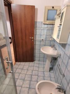 ノート・マリーナにあるVilla Dalilaのバスルーム(トイレ、洗面台付)
