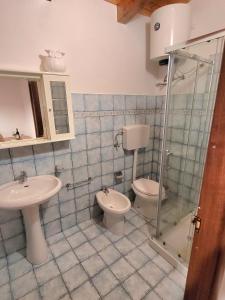 ノート・マリーナにあるVilla Dalilaのバスルーム(トイレ、洗面台付)
