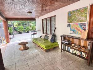 a living room with a green couch and a table at Rio Danta Hostel in Fortuna