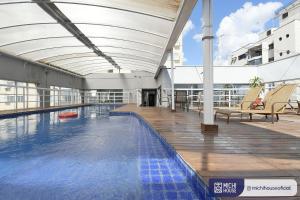 uma piscina interior num navio de cruzeiro em MH 30904 - Aconchegante Studio Alphaville WF/AC em Barueri