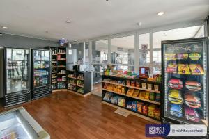 uma loja cheia de diferentes tipos de alimentos em MH 30904 - Aconchegante Studio Alphaville WF/AC em Barueri