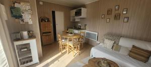 Гостиная зона в "La cabane du sentier", logement original en bois et sur pilotis avec beau jardin et très proche de la mer