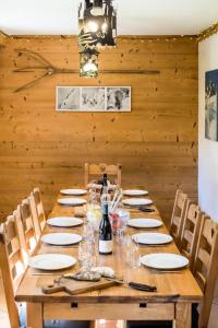 Restorāns vai citas vietas, kur ieturēt maltīti, naktsmītnē Chalet L'armoise - Chalets pour 14 Personnes 871