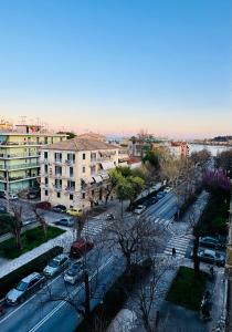 uma vista aérea de uma cidade com carros e edifícios em Elli & Klairi Apartment em Ágios Rókkos