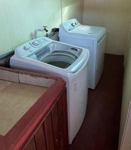 una lavadora y una lavadora en una habitación en Cozy House in Santa Ana, en Santa Ana