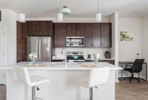 A kitchen or kitchenette at Corporate Housing by MGM