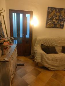 um quarto com uma cama, uma cómoda e uma porta em La casa di Noah em Montecatini Terme