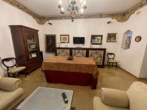 un soggiorno con letto e divano di Dimora Teodolinda Centro Storico Marsala a Marsala