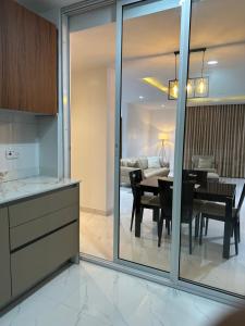 uma cozinha e sala de jantar com uma mesa e um quarto em Numdor Apartments By The Bond em Port Harcourt