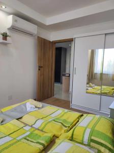 Postel nebo postele na pokoji v ubytování Apartman Aranyhal City