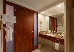 La salle de bains est pourvue d'un lavabo et d'un grand miroir. dans l'établissement JW Marriott Quito, à Quito