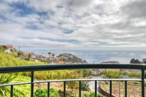 einen Balkon mit Meerblick in der Unterkunft Por do Sol, a Home in Madeira in Ponta do Sol