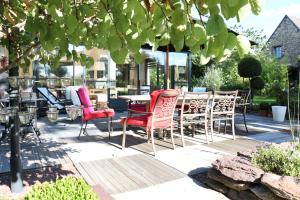 un patio con sillas y una mesa en una terraza en Patis De Cahot au 108 en Bruz