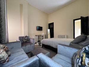 uma sala de estar com uma cama e um sofá e uma cama e uma sala de estar em Casablanca Central Suites - Casa Port em Casablanca