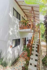 een trap naar een wit huis bij Maison Bacalar in Bacalar