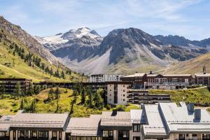 a town in the mountains with mountains in the background at Résidence Hameaux De Toviere - 3 Pièces pour 7 Personnes 211 in Tignes