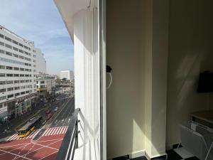 einen Balkon mit Blick auf eine Stadtstraße in der Unterkunft Casablanca Central Suites - Casa Port in Casablanca